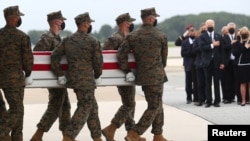 Predsjednik SAD Joe Biden, prva dama Džil i zvaničnici administracije prisustvuju ceremoniji prenosa posmrtnih ostataka vojnika poginulih u samoubilačkom napadu u Kabulu, (Foto: Reuters/Tom Brenner)