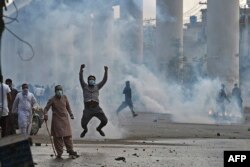 لاہور کے دو مختلف تھانوں میں درج مقدمات میں لگ بھگ 300 نامعلوم افراد کو نامزد کیا گیا ہے۔