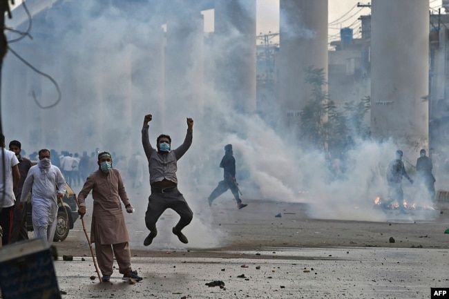 لاہور کے دو مختلف تھانوں میں درج مقدمات میں لگ بھگ 300 نامعلوم افراد کو نامزد کیا گیا ہے۔