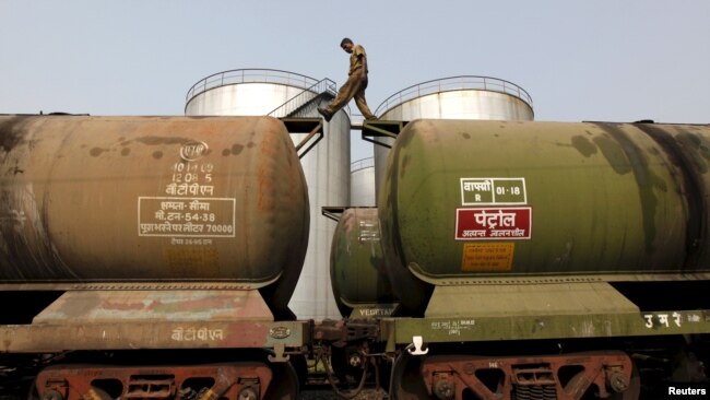 Një pikë depozitimi e karburantit në Kolkata, Indi