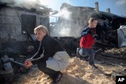 Ludmila Pavlovna vê a sua casa a arder em Donetsk, Ucrânia