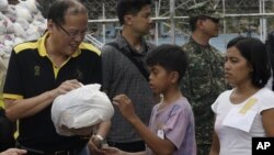 Tổng thống Aquino trao phẩm vật cứu trợ cho các nạn nhân bão Bopha