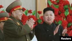 Pemimpin Korea Utara Kim Jong-Un (kanan) didampingi pimpinan kepala staf militer Korea Utara, Ri Yong-ho di Pyongyang (Foto: dok).