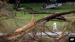 26일 미국 텍사스조 윔벌리에서 블랑코강이 범람하면서 물이 지나간 자리에, 나무가 쓰러지고 자동차가 뒤집혀져 있다.