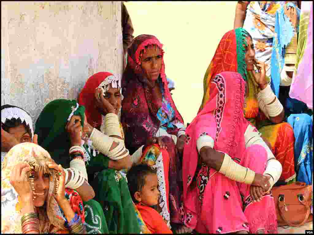 ماروی ہیلتھ ورکرز کا کوئی یونیفارم نہیں بلکہ یہ مقامی خواتین جیسا روایتی لباس پہنتی ہیں