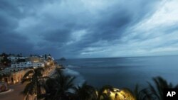 Las nubes avanzan en Mazatlán, México, el martes 23 de octubre de 2018, antes de la llegada del huracán Willa. 