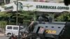 Xe cảnh sát bọc thép bên ngoài quán cà phê Starbucks sau vụ tấn công khủng bố ở Jakarta, Indonesia, ngày 14/1/2016.