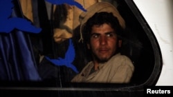 Un combatiente de ISIS es visto en un autobús cuando partía desde la zona siria de Qalamoun, en la frontera siria-libanesa, el lunes, 28 de agosto, de 2017.