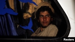 یکی از پیکارجویان گروه داعش در اتوبوس در حال انتقال از منطقه القلمون واقع در مرز مشترک با لبنان به شرق سوریه - ۸ شهریور ۱۳۹۶ 
