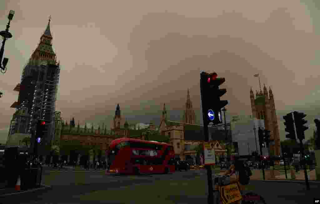 نمایی از ساعت بیگ بن و ساختمان پارلمان لندن در زیر آسمان گرفته و غبارآلود