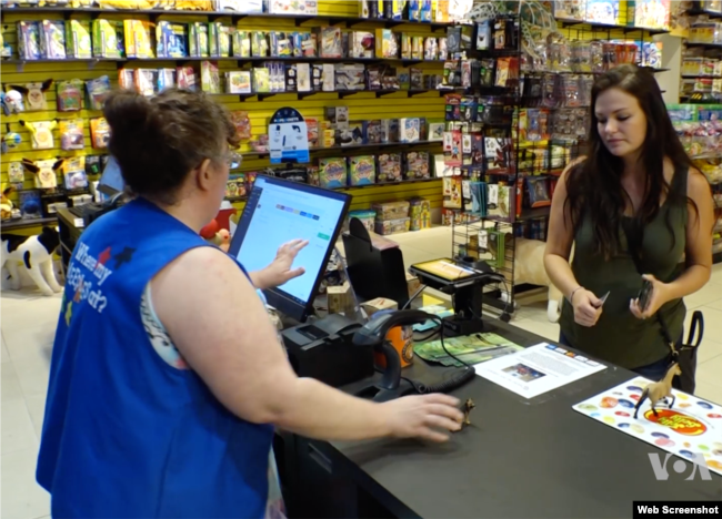 Legacy Toys, una cadena familiar de tiendas de juguetes con una ubicación en el centro comercial West Acres en Fargo, Dakota del Norte, ha visto un repunte en los clientes recientemente, una señal de que la economía está mejorando, dijo el propietario Brad Ruhro.