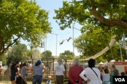 Trapecistas actúan en el Festival Folclórico del Smithsonian, en Washington D.C. Junio 30, 2017