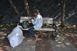 Seorang pemulung sedang beristirahat, Jakarta, 12 April 2020. (Foto: Adek Berry/AFP)