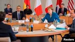 La chancelière allemande Angela Merkel est assise avec le président américain Barack Obama, le président français François Hollande (droite) et le Premier ministre italien Matteo Renzi avant leur réunion à Schloss Herrenhausen à Hanovre, en Allemagne, le 25 avril 2016.