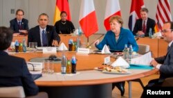 La chancelière allemande Angela Merkel est assise avec le président américain Barack Obama, le président français François Hollande (droite) et le Premier ministre italien Matteo Renzi avant leur réunion à Schloss Herrenhausen à Hanovre, en Allemagne, le 25 avril 2016.