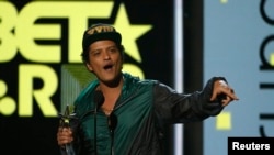 Bruno Mars tại lễ trao giải BET Awards ở Los Angeles, California, hôm 25/6.