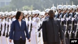 台湾总统蔡英文2017年9月26日在台北欢迎来访的所罗门群岛总理索加瓦雷。