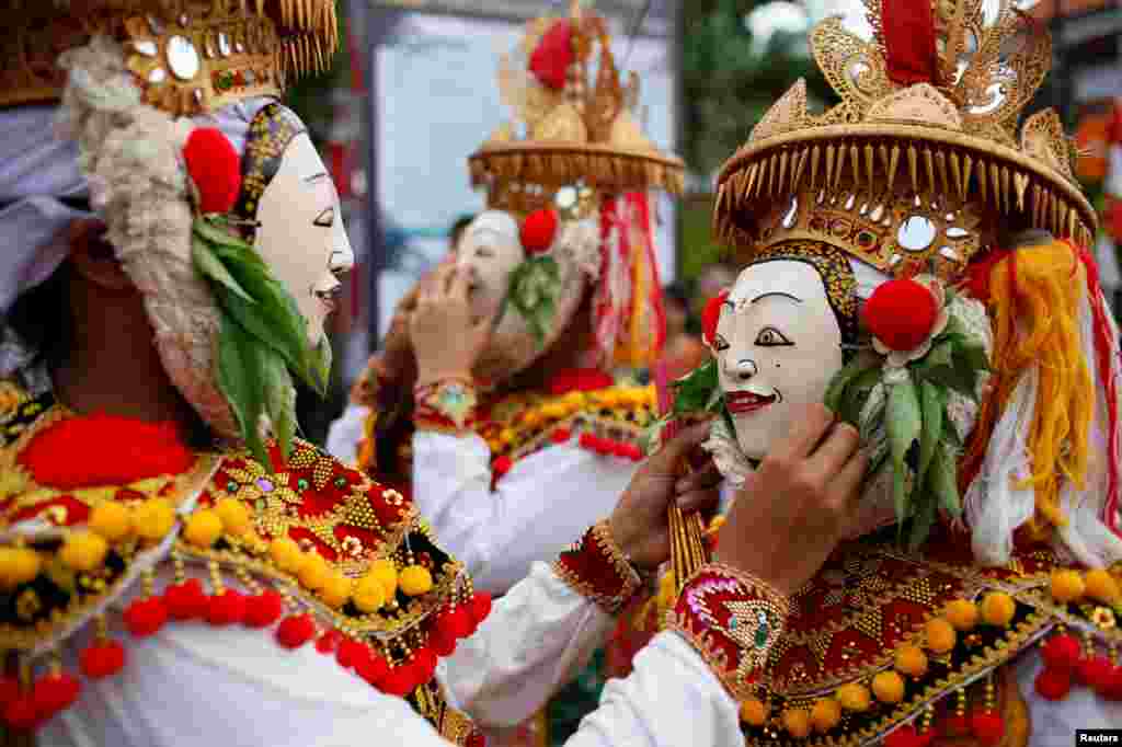 인도네시아 발리 클룬쿵에서 열린 축제에서 발리 힌두교 신자가 텔레크(Telek) 댄스를 추기 전 마스크를 착용하고 있다.&nbsp;