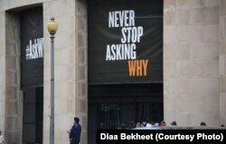 FILE - Visitors stand in lines outside the U.S. Holocaust Memorial Museum in Washington, D.C. (Photo: Diaa Bekheet)