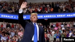 Tổng thống Donald Trump phát biểu với các người ủng hộ trong cuộc tập họp "Làm nước Mỹ vĩ đại trở lại" tại Southhaven, Missisipi, ngày 2/10/2018.