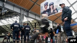 Французькі поліцейські патрулюють вокзал у Парижі
