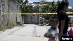 Scène de crime implicant des membres présumés d’un gang dans le quartier d’El Castillo à Soyapango, dans la banlieue de San Salvador, 20 juillet 2015. (REUTERS/Jose Cabezas)