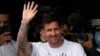 Lionel Messi melambaikan tangan ke arah penggemar setibanya di Bandara Le Bourget, di utara Paris, Selasa, 10 Agustus 2021. (Foto: AP)