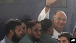 Pemimpin Partai Nasionalis Bangladesh (BNP) Salauddin Quader Chowdhury melambaikan tangannya saat tiba di mahkamah kejahatan perang di Dhaka, 2013. (AP/A.M. Ahad)