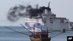 Sebuah kapal yang mengangkut para pekerja China meninggalkan pelabuhan Vung Ang, provinsi Ha Tinh, Vietnam, Senin (19/5).