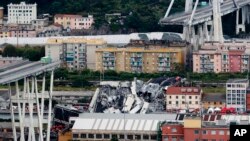 Mobil-mobil yang terjebak di jembatan tol Morandi yang sebagian besar ambruk akibat dihantam badai di Genoa, Italia, 14 Agustus 2018. (Foto: dok).