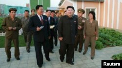 North Korean lKim Jong Un uses a cane in this undated photo released by North Korea's Korean Central News Agency (KCNA) in Pyongyang October 14, 2014.