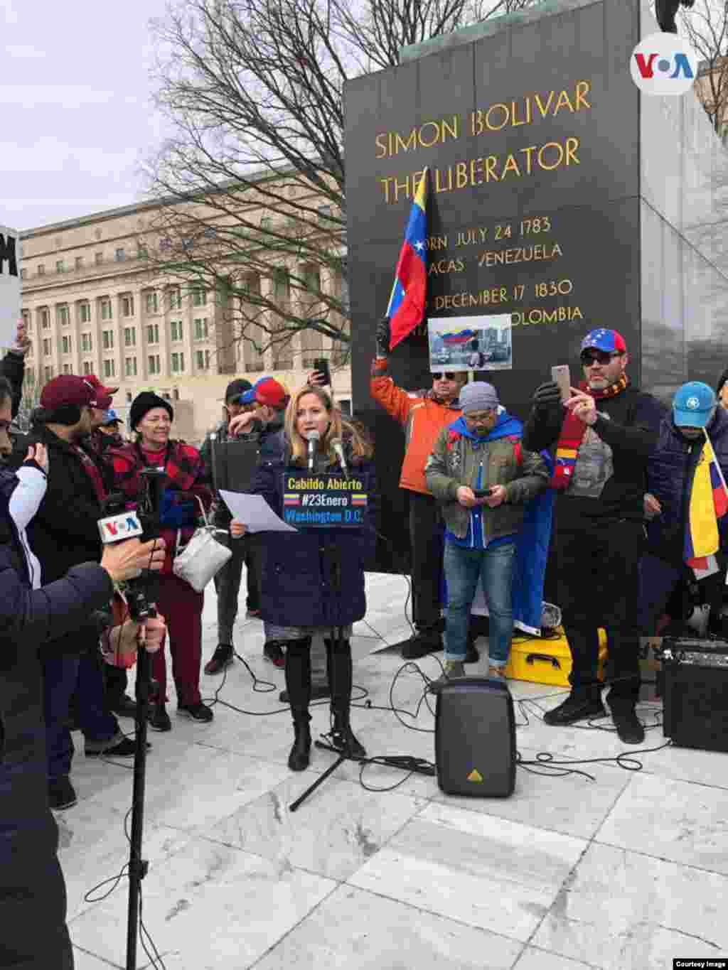 La congresista Debbie Mucarsel-Powell se dirige a manifestantes venezolanos en la capital estadounidense el miércoles, 23 de enero de 2019.&nbsp;