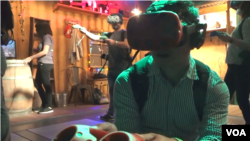 ‘투빗 서커스공원(Two Bit Circus Park)’ 방문객들이 증강현실(VR) 기술을 이용한 게임을 즐기고 있다. 