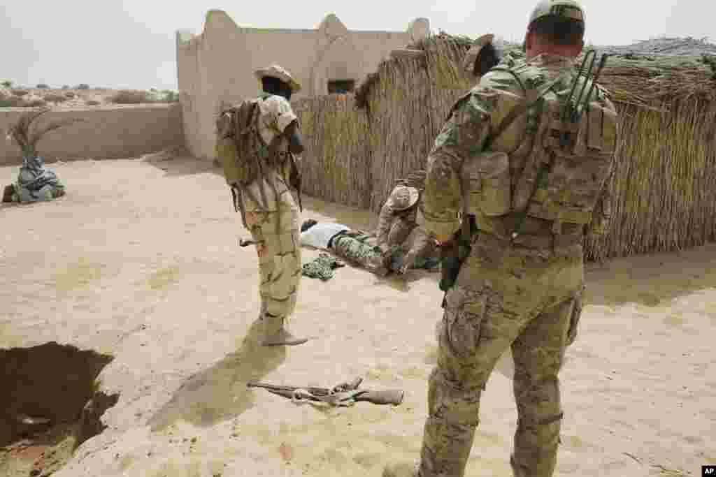 Sous la supervision d&#39;un membre des forces spéciales américaines, à droite, les troupes tchadiennes et nigérianes participent à un exercice de libération d&#39;otages dans une opération baptisée Flintlock, à Mao, Tchad, samedi 7 Mars 2015.