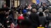 Orang-orang yang memakai masker memadati Oxford Street di London, Jumat, 24 Desember 2021. (Foto: AP)