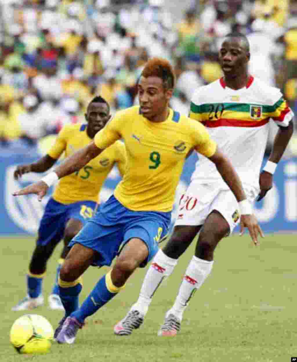 Gabon's Pierre Aubameyang (L) runs with the ball during their African Cup of Nations quarter-final soccer match against Mali at the Stade De L'Amitie Stadium in Gabon's capital Libreville, February 5, 2012.