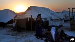 عکس ارشیف: د داعش ډلې بهرنۍ ښځې د تلعفر په کمپ کې ساتل کیږي او عراقي ځواکونه اجازه نه ورکوي چې فلم یې واخیستل شي