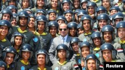 Le président égyptien Abdel Fattah al-Sisi prend une photographie avec les étudiants de l'Air force academy au Caire, le 20 juillet 2016.