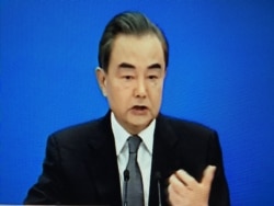 2020年5月24日，中国外长王毅在北京人民大会堂举行的视频记者会上。（美国之音叶兵拍摄）