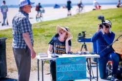 Ellen Jovin (tengah) berbincang dengan seorang pengunjung (kiri) di Venice Beach, California, direkam oleh suami Jovin, Brandt Johnson (kanan). (Foto: Courtesy/Ellen Jovin)