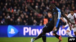 Mbaye Diagne tire un penatlty lors du match de ligue des Champions entre le PSG et le Club Brugge, France, le 6 novembre 2019. 
