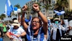 La mesa de negociaciones continúa este lunes, cuando las partes han acordado debatir sobre el tema de la justicia en medio de nuevas protestas.