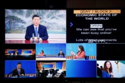 Presiden China Xi Jinping (kiri atas) muncul di layar melalui tautan video saat berlangsungnya konferensi bisnis virtual di sela-sela pertemuan KTT CEO APEC di Wellington, Selandia Baru, 11 November 2021. (Zahn TROTTER / APEC SELANDIA BARU 2021 / AFP)