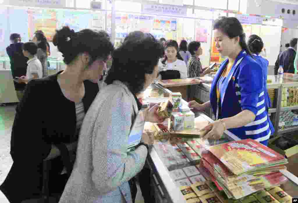 평양 3대혁명전시관에서 열린 평양봄철국제상품전람회에서 관람객들이 비타민 등 건강식품을 구경하고 있다.