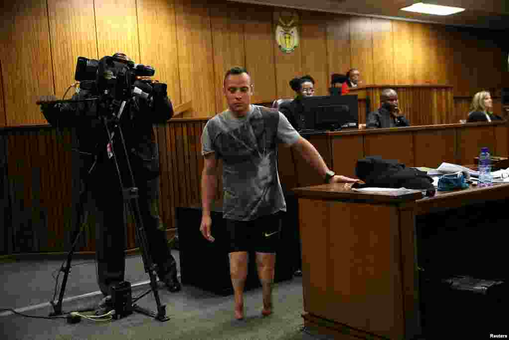 Le médaillé paraolympique Oscar Pistorius traverse la salle sans ses prothèses lors de son troisième jour d'audience, jugé pour le meurtre de sa compagne Reeva Steenkamp en 2013, à Pretoria, Afrique du Sud, le 15 juin 2016. Lire la suite ici.