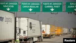 排隊等待從墨西哥華雷斯城通關進入美國的貨運卡車。 (2019年12月12日)