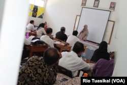 Puluhan guru dari Kota Bandung mengikuti Guru Modis (moderat, inovatif, inspiratif, dan santun), Rabu (23/10/2019) siang. (VOA/Rio Tuasikal)