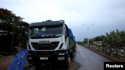 Des camions du Programme alimentaire mondial (PAM) transportant des denrées alimentaires pour les victimes de la guerre du Tigré sont stationnés après la fermeture des postes de contrôle menant à la région du Tigré, dans la ville de Mai Tsebri, en Éthiopie, le 26 juin 2021.