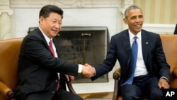 美國總統奧巴馬（右）在白宮橢圓形辦公室接待到訪的中國國家主席習近平。 （2015年9月25日）