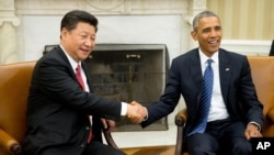  美国总统奥巴马和中国主席习近平在白宫椭圆形办公室握手（2015年9月25日）